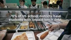 【媒体报道】美国一学生拖欠伙食费遭羞辱，被当面倒掉午餐