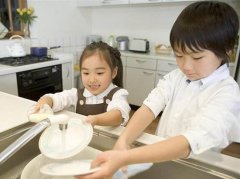 【教育分享】两位妈妈教孩子洗碗，却造就孩子不一样的人生