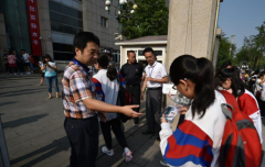 【媒体报道】2017高考拉开帷幕，考生陆续进入考场