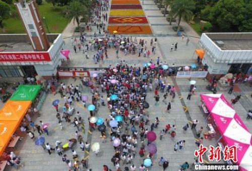 6月7日,江西南昌,2017高考首场考试结束,大量考生步出考场。 刘占昆 摄