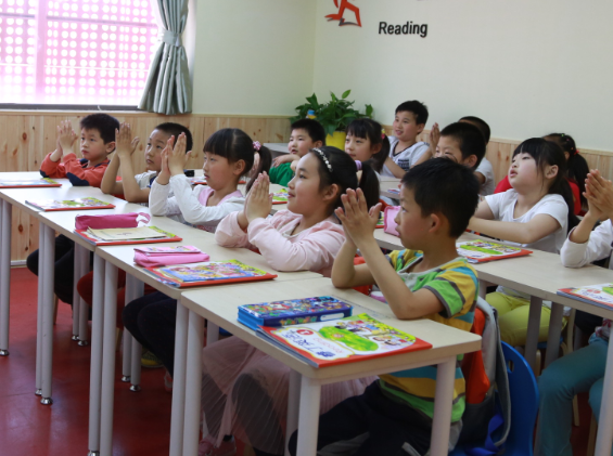 【资讯中心】少儿英语培训机构和家庭启蒙哪个重要？