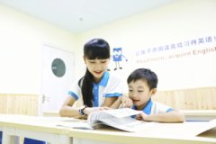 【英语资讯】帮孩子选择少儿英语培训机构，应选中教还是外教？